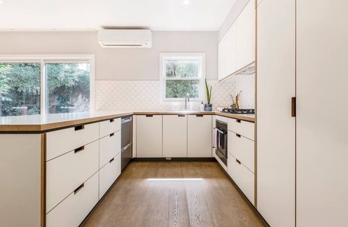 Flemington House | Classic Comforts Moments to Flemington Racecourse