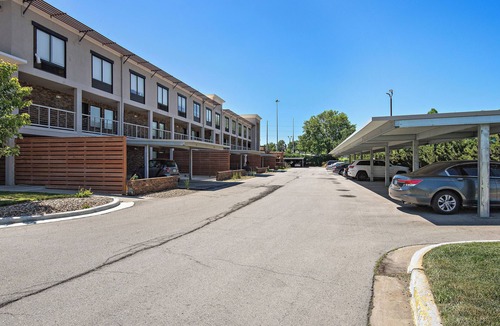 Prairie Village Apartment | Classic Corner Queen BD No Stairs Fast WiFi Parking