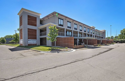 Prairie Village Apartment | Classic Corner Queen BD No Stairs Fast WiFi Parking