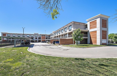 Prairie Village Apartment | Classic Corner Queen BD No Stairs Fast WiFi Parking