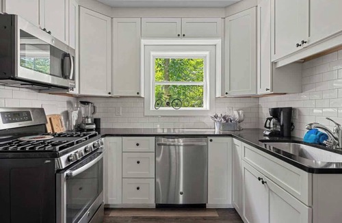 Lakeside House | Classic Cottage w/Hot Tub, Steps from the Beach