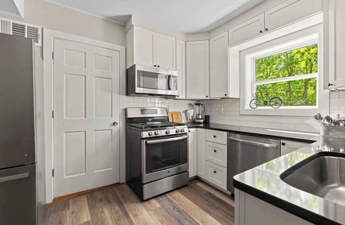 Lakeside House | Classic Cottage w/Hot Tub, Steps from the Beach