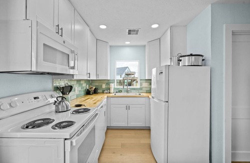 Surfside Beach House | Classic, Cozy Bungalow With Large Deck Near Beach