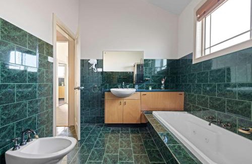 Bexley House | Classic Double Room - Prime Location in Bexley - Shared Bathroom