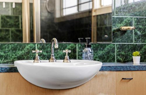 Bexley House | Classic Double Room - Prime Location in Bexley - Shared Bathroom