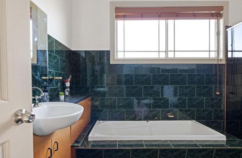 Bexley House | Classic Double Room - Prime Location in Bexley - Shared Bathroom