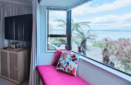 Acacia Bay House | Classic Home - Stunning Lake Views!