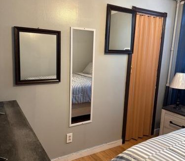 Schenectady Apartment | Classic king and queen suite