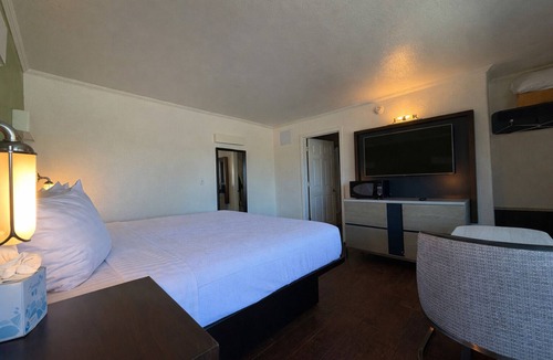 Munras Avenue Hotel | Classic King Room - Sleeps 2
