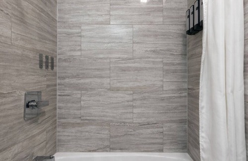 Munras Avenue Hotel | Classic King Room - Sleeps 2