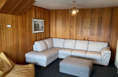 Oneroa House | Classic Kiwi Bach by the Beach