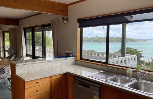 Oneroa House | Classic Kiwi Bach by the Beach