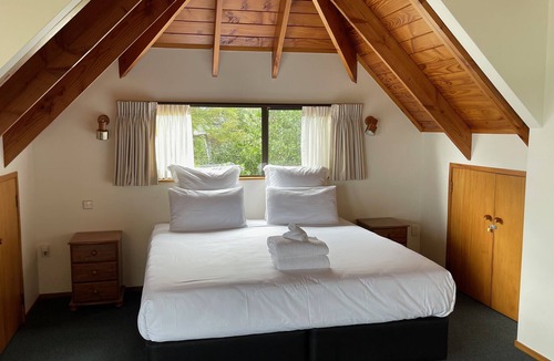 Oneroa House | Classic Kiwi Bach by the Beach