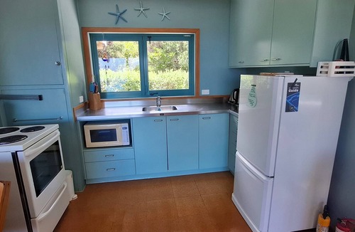 Whananaki North House | Classic Kiwi Bach – Moureeses Bay