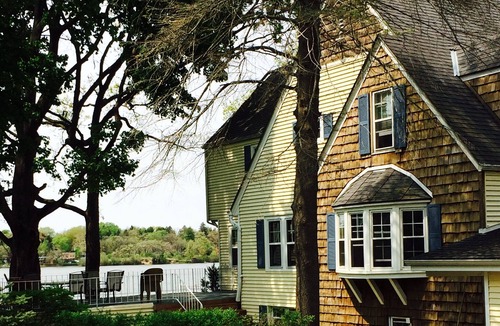 Solon Mills House | Classic Lakehouse! BOOK NOW! Perfect for the HOLIDAYS!