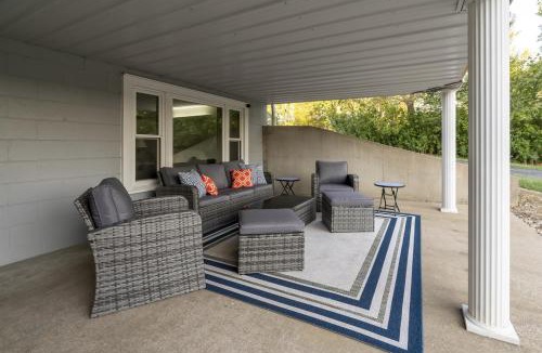 Wolf Creek House | Classic Lakeside Vacation Sleeps 9