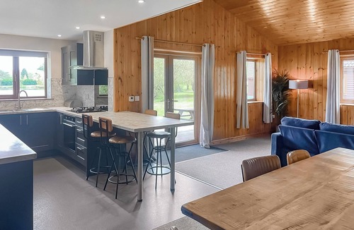 Ancaster Ski Chalet | Classic Lakeview Lodge 6