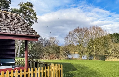 Ancaster Ski Chalet | Classic Lakeview Lodge 6