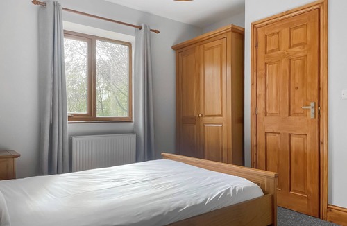 Ancaster Ski Chalet | Classic Lakeview Lodge 6