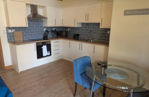 Little Stukeley Apartment | Classic Lodge with Lake View