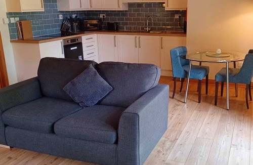 Little Stukeley Apartment | Classic Lodge with Lake View