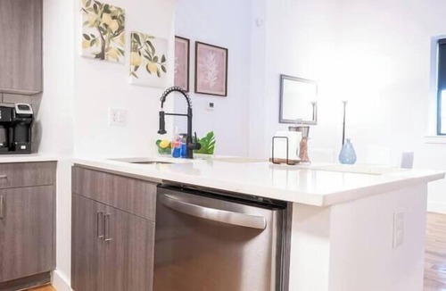 East Orange Apartment | Classic Loft King Bed 30 min NYC