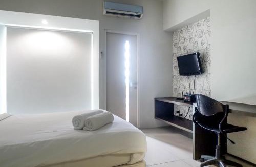 Siwalankerto Apartment | Classic Modern Studio Room Apartment at The Square Surabaya By Travelio