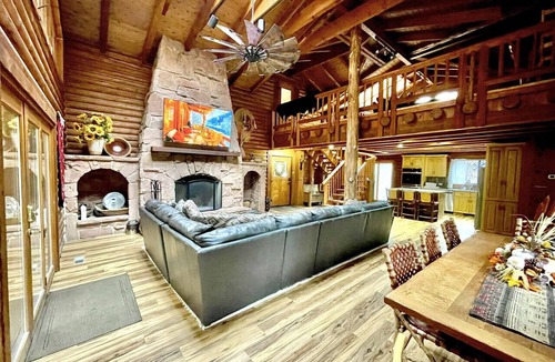 Sundance Cabin | Classic mountain retreat Right on the stream Hot tub Wood-burning stove Set in Sundance Canyon