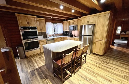 Sundance Cabin | Classic mountain retreat Right on the stream Hot tub Wood-burning stove Set in Sundance Canyon