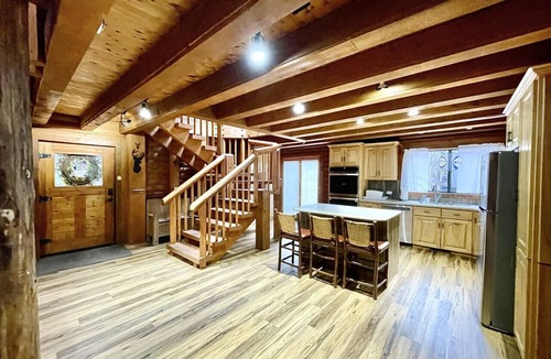 Sundance Cabin | Classic mountain retreat Right on the stream Hot tub Wood-burning stove Set in Sundance Canyon