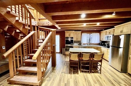 Sundance Cabin | Classic mountain retreat Right on the stream Hot tub Wood-burning stove Set in Sundance Canyon