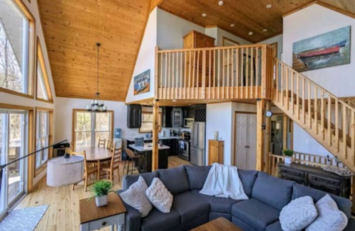 Bala Cottage | Classic Muskoka Getaway - Hot Tub, Private Beach, Firepit & View!