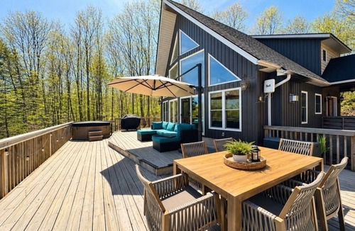 Bala Cottage | Classic Muskoka Getaway - Hot Tub, Private Beach, Firepit & View!