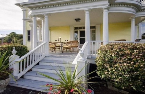 Cape Neddick House | Classic oceanview cottage