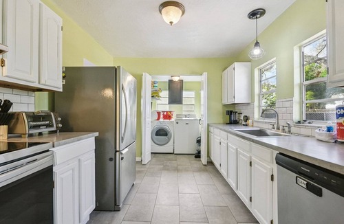 Palmetto House | Classic Old Palmetto Retreat - Fire Pit -Walk to Coffee