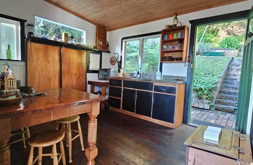 Piha Cottage | Classic Piha Bach - Seaview Road