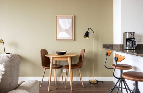 River West Apartment | Classic River West 1BR w/Roofdeck & W/D, nr Blue Line, by Blueground