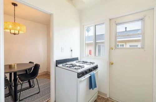 North Pacific Beach Apartment | Classic San Diego Getaway: Walk to The Beach