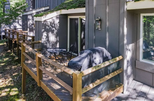 White Haven House | Classic ski-in/out townhouse & loft with deck, gas grill, and private W/D