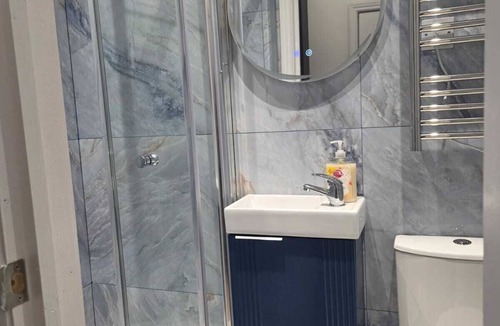 Hackney Downs Apartment | Classic studio with private bathroom and shower.