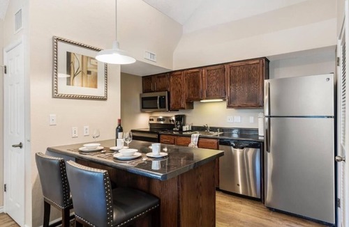 Biggs Field Hotel | Classic Unit, Full Kitchen, Outdoor Pool, Pet-Friendly, Free Parking & Breakfast