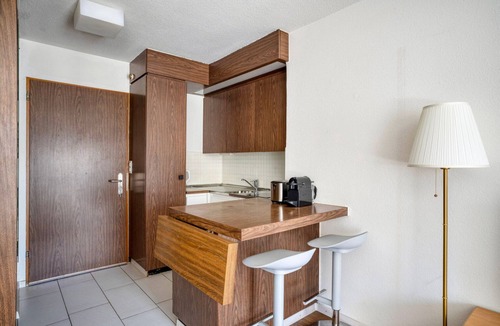 District 6 Apartment | Classic Unterstrass Studio, near University & Supermarket, by Blueground