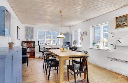 Ordrup House | Classic vacation home with inviting eat-in kitchen, wood-burning stove, TV room and 3 bedrooms.