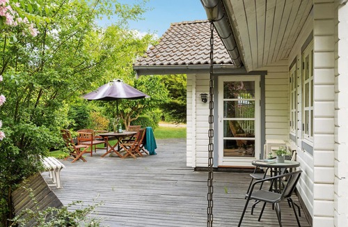 Ordrup House | Classic vacation home with inviting eat-in kitchen, wood-burning stove, TV room and 3 bedrooms.