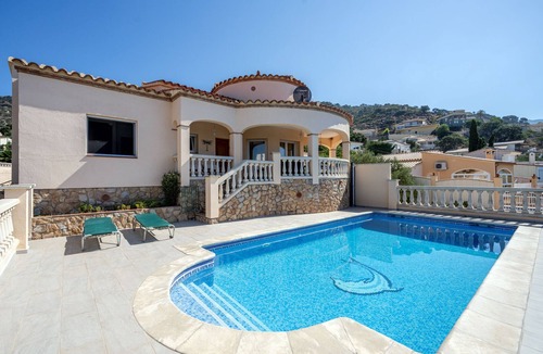 El Mas Isaac House | Classic Villa with sea-views, pool and garden