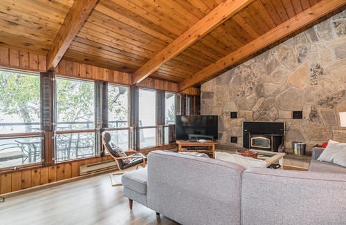 Northern Bruce Peninsula Cottage | Classic waterfront cottage & sauna near trails