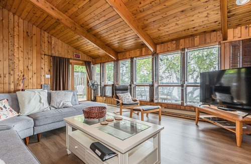 Northern Bruce Peninsula Cottage | Classic waterfront cottage & sauna near trails