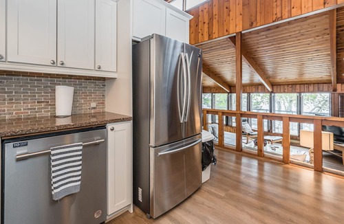 Northern Bruce Peninsula Cottage | Classic waterfront cottage & sauna near trails