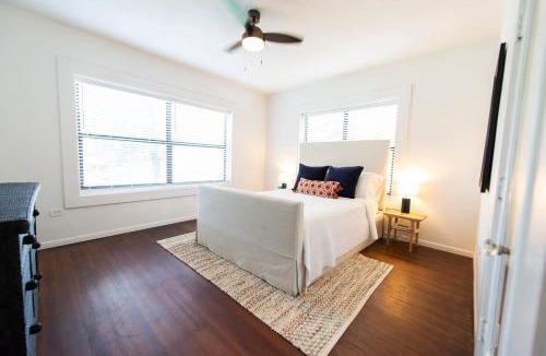 Austin Ave. House | Classy 1927 Uptown Tudor 4 min to Magnolia
