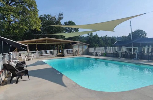 Elizabeth Apartment | Classy 3 Bed home w/pool access - Moose Cabin
